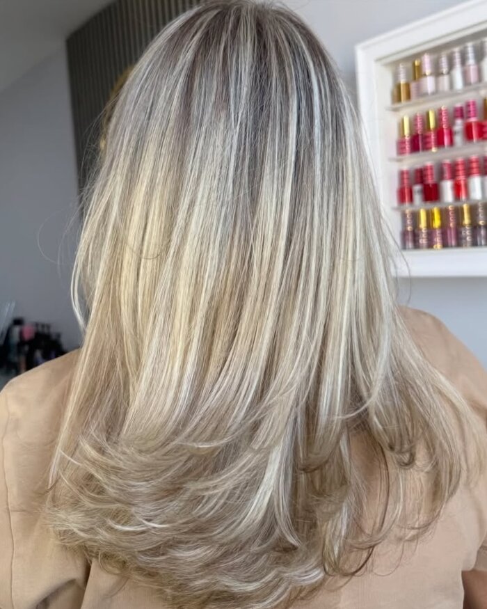 Depois: loiro com balayage dimensional e camadas suaves