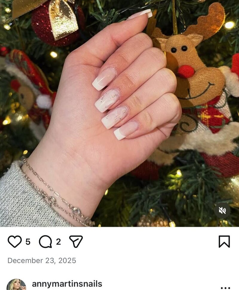 Manicure francesinha branca com detalhe de glitter fino
