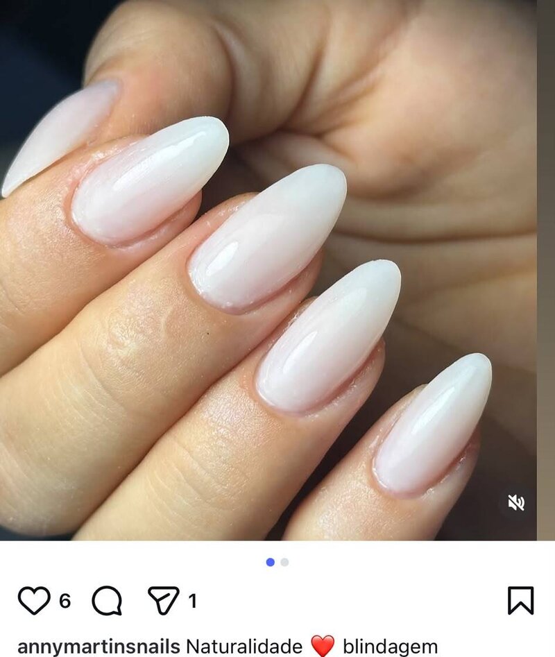 Unhas ombré nude ao branco, formato amêndoa