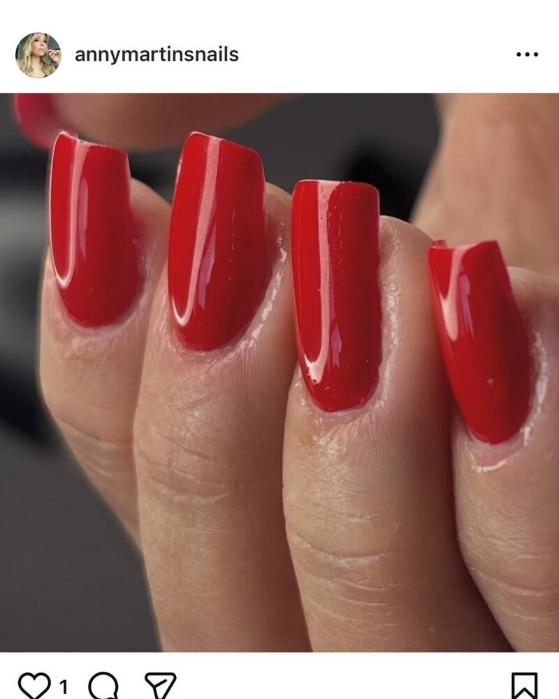 Manicure clássica em vermelho, formato quadrado, acabamento brilhante