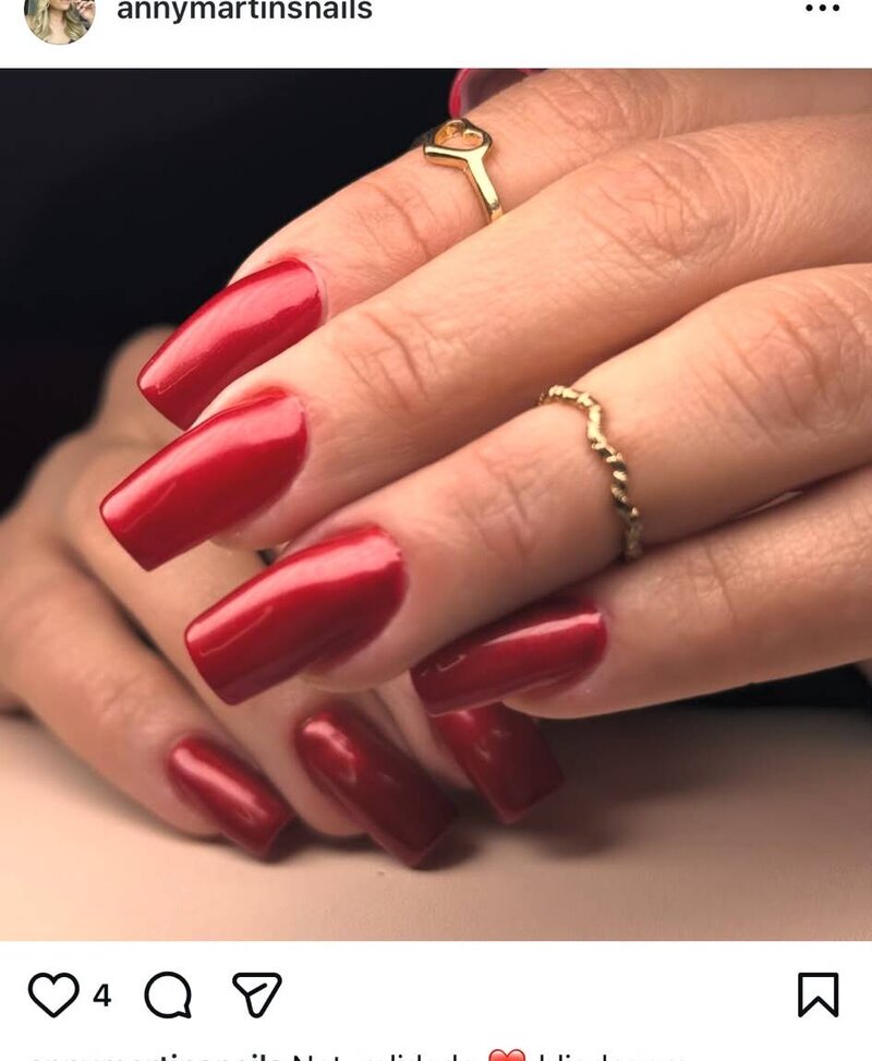 Manicure vermelha longa, formato quadrado, acabamento espelhado